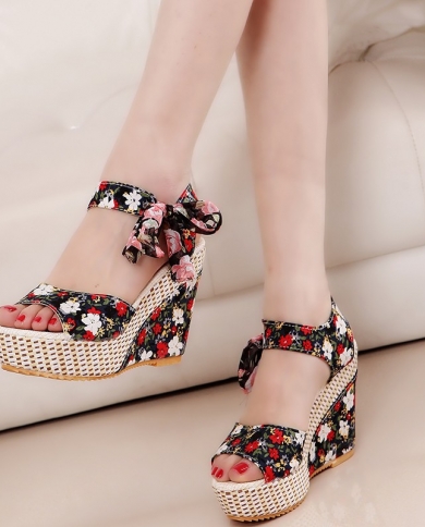 Platforms with fish hot sale in the heel