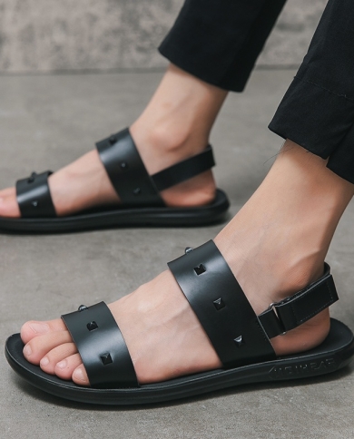 אופנת קיץ חדשה גברים גלדיאטורים מסמרת שחורה עור pu נעלי קזואל סנדלי חוף נושמים כפכפי חיצוני פלוס מידה
