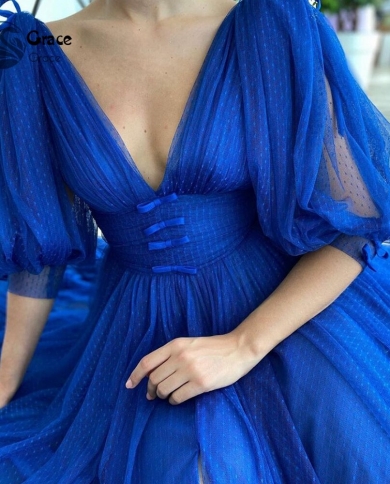 С чем носить синее платье, чтобы выглядеть модно?