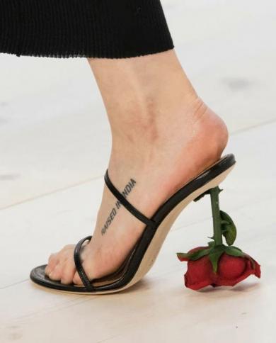 סנדלי עקב ורדים שחורות נשים 2023 קיץ חדש בסגנון מוזר כפכף עיצוב יוקרה מסלול שמלת מסיבה גלדיאטו