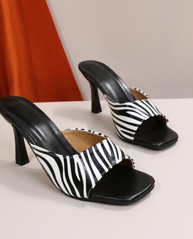 נעלי פרדות קיץ לנשים דוגמת זברה דקות עקבים גבוהים סנדלים לנשים שמלת מסיבה מרובעת נעלי בית נשים פלוס