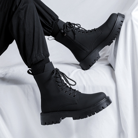 סתיו וחורף חדשים שחורים גבוהים צינורות בינוניים לגברים בסגנון בריטי נעליים עגולים גברים עם סוליה עבה מגפי מרטין 3301-