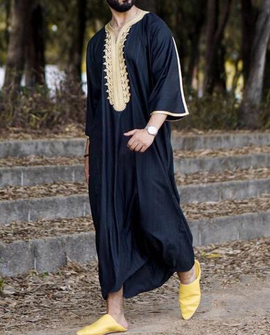 Male Mannequin in Traditional Arabic Clothing, United Arab Emirates. Stock  Image - Image of aerial, asian: 114725641