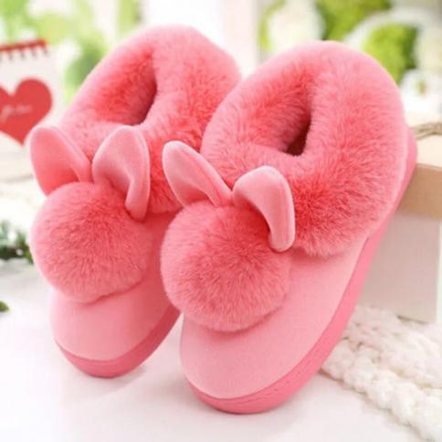 Female hotsell furry slippers