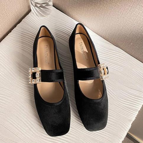 Big size female shoes shop